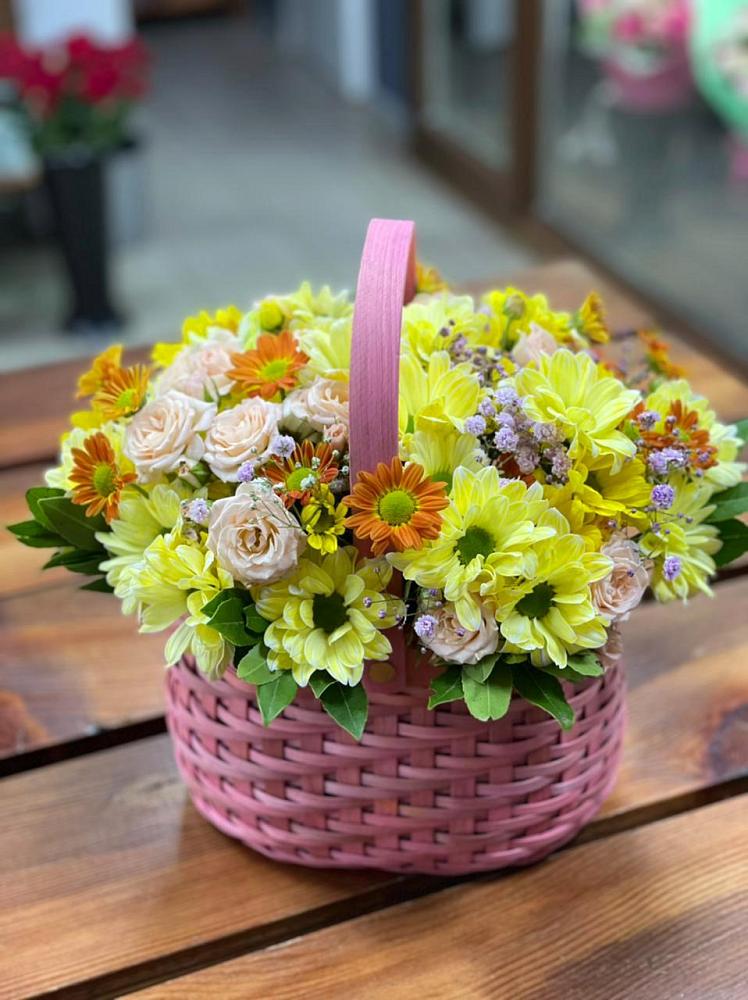 Цветочная композиция из Хризантемы и Розы в корзине в Алхастах
